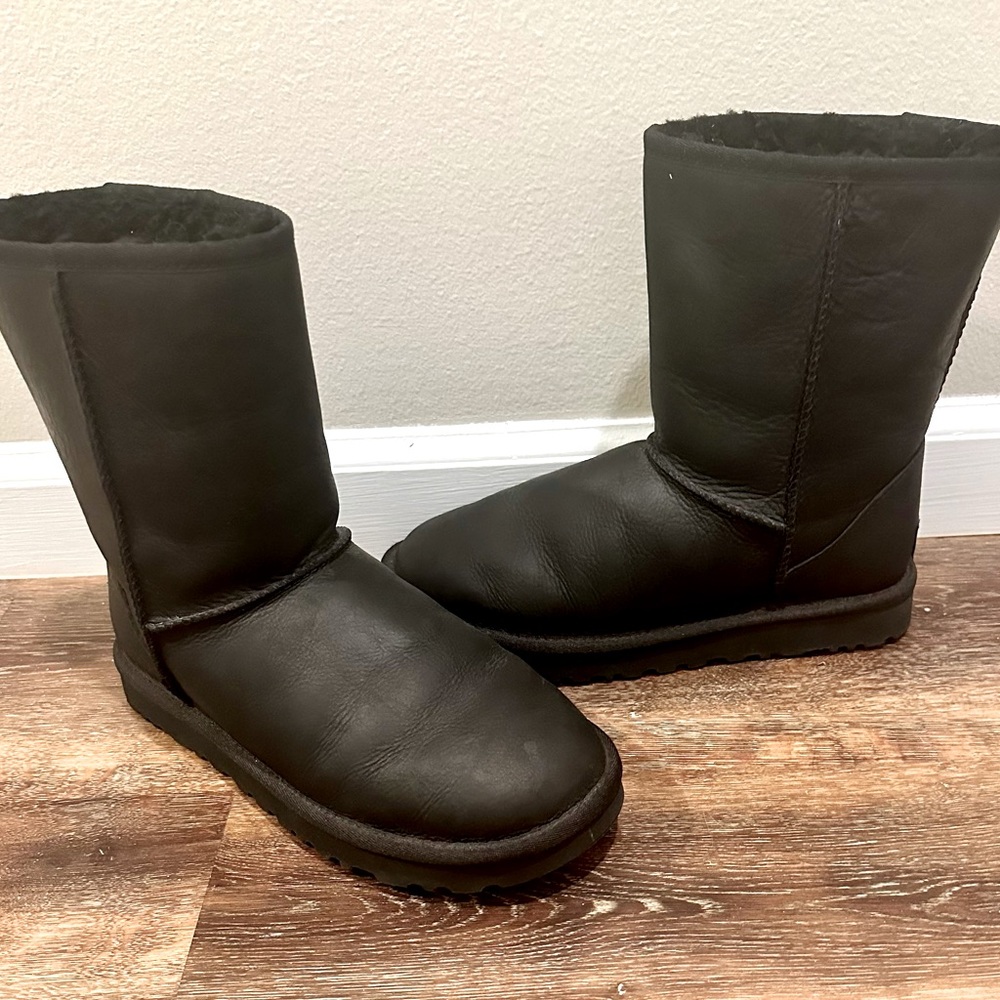 Leather Ugg boots short